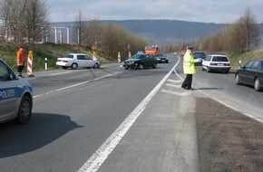 Polizeiinspektion Hameln-Pyrmont/Holzminden: POL-HOL: Großeinsatz für Rettungskräfte auf der B 64 / Staubildung in alle Richtungen / Polizei regelt den Verkehr