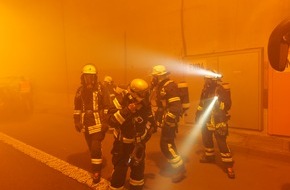 Feuerwehr Dortmund: FW-DO: Sicherheitsübung im Straßentunnel B 236 in Dortmund-Wambel