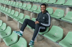 DEICHMANN SE: Karrierestart dank DEICHMANN-Schuhen – Ridle Baku blickt in der neuen Sport-Kampagne von DEICHMANN in Kooperation mit Adidas auf die Anfänge seiner Fußball-Karriere zurück.