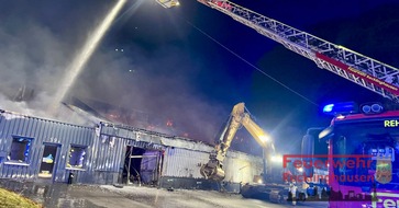 FW-RE: Vollbrand einer Trampolinhalle in der Nacht - Halle niedergerissen