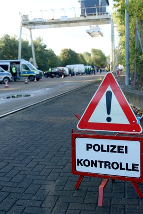 POL-Bremerhaven: Polizei registriert 30 Rotlichtverstöße bei Kontrollaktion - Zwei Autofahrern droht Fahrverbot