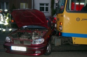 Feuerwehr Essen: FW-E: Verkehrsunfall, PKW mit Strassenbahn