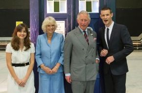 Fox Networks Group Germany: Prinz Charles und Camilla als Serien-Fans: Royals besuchen Set der britischen Kultserie "Doctor Who" (BILD)