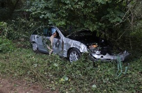 Kreispolizeibehörde Höxter: POL-HX: Mercedes überschlägt sich und landet im Gebüsch