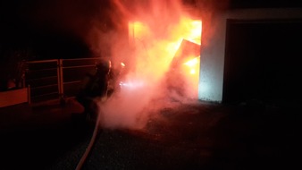 Feuerwehr Wetter (Ruhr): FW-EN: PKW in Garage in Vollbrand