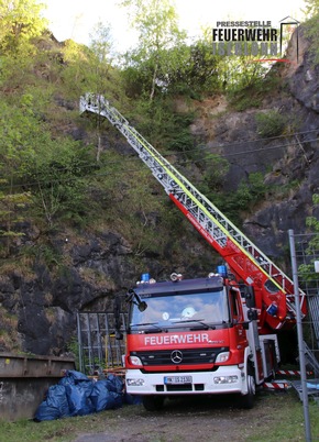 FW-MK: Hund aus Steinwand gerettet