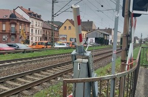 Bundespolizeiinspektion Kaiserslautern: BPOL-KL: LKW rei&szlig;t Schrankenbaum an Bahn&uuml;bergang in Neustadt an der Weinstra&szlig;e ab