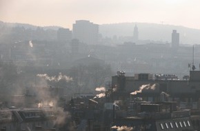 Holzenergie Schweiz: Holzenergie Schweiz - Richtig anfeuern: Rauchfrei nach 15 Minuten