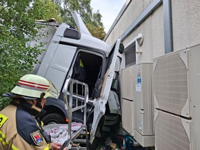 KFV-CW: LKW stürzt Böschung hinunter / Fahrer schwer verletzt / Straße bis frühen Abend gesperrt