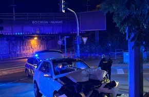 Polizei Bochum: POL-BO: Bochumer (21) bei Flucht vor der Polizei verunfallt - Zwei Verletzte
