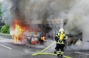 Polizeipräsidium Westpfalz: POL-PPWP: A62: Bus ausgebrannt - Autobahn gesperrt