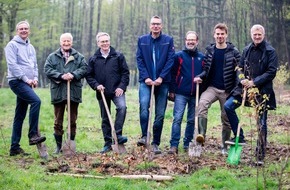 Ingenieurkammer-Bau NRW: 6000 Bäume in Ratingen gepflanzt - Ingenieurkammer-Bau NRW sieht Aufforstungsprojekt als Generationenvertrag