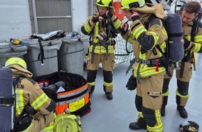 Feuerwehr Bremerhaven: FW Bremerhaven: Schiffsbrandbekämpfungsübung auf der Nordsee