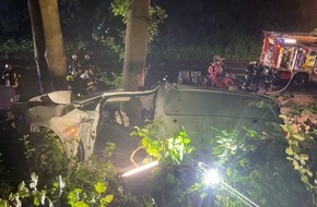 Feuerwehr Dortmund: FW-DO: Verkehrsunfall in L&uuml;tgendortmund / Menschenrettung in herausfordernder Lage