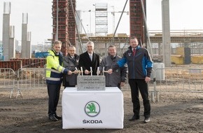Skoda Auto Deutschland GmbH: SKODA AUTO legt Grundstein für neue Lackiererei am Stammsitz in Mladá Boleslav (FOTO)