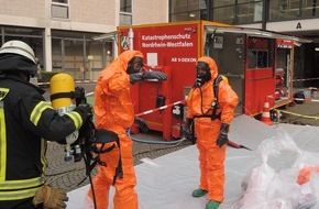 Feuerwehr und Rettungsdienst Bonn: FW-BN: Gefahrstoffaustritt in Chemiesaal - Umweltschutzeinsatz für die Bonner Feuerwehr