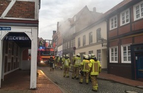 Polizeiinspektion Stade: POL-STD: 22-Jähriger beim Balkonabsturz im Alten Land schwer verletzt, Wohnungsbrand in der Stader Innenstadt schnell gelöscht