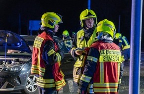 Feuerwehr Flotwedel: FW Flotwedel: Drei verletzte Personen nach Verkehrsunfall auf B214 bei Eicklingen