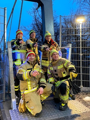 Neuer RID-Weltrekord auf »Skywalk« in Willingen: schwindelfreie Feuerwehr-Staffel bei Spendenlauf erfolgreich