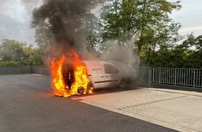 Polizei Mettmann: POL-ME: Transporter ausgebrannt: Polizei geht von Brandstiftung aus - Heiligenhaus - 2206027