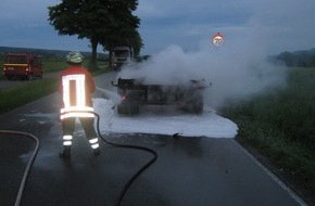 Polizeiinspektion Hameln-Pyrmont/Holzminden: POL-HOL: Nach Brand eines Anhängers mit Holzspänen: LKW-Fahrer kann durch umsichtiges Handeln Schlimmeres verhindern - Zwillingsreifen des Anhängers waren in Brand geraten / 10.000,-- EUR  Sachschaden -