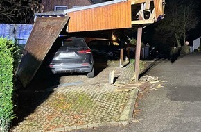 Kreispolizeibehörde Märkischer Kreis: POL-MK: LKW-Fahrer demoliert Carport und flieht