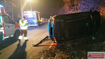 Feuerwehr Plettenberg: FW-PL: OT- Leinschede/Schlot. PKW prallt bei Alleinunfall in Uferböschung und überschlägt sich anschließend. Fahrer bleibt unverletzt.