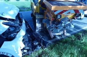 Polizeiinspektion Cuxhaven: POL-CUX: PKW Fahrer f&auml;hrt auf Landstra&szlig;e auf Arbeitsmaschine auf - zwei Personen leicht verletzt - hoher Sachschaden (Foto im Anhang)