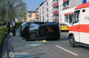 Polizeipräsidium Westpfalz: POL-PPWP: Durch Spinne erschrocken - Totalschaden