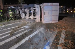 Polizeidirektion Worms: POL-PDWO: Worms - Anhänger kippt um; Tonnenweise Karotten auf der Fahrbahn