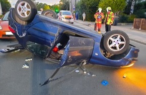 Polizei Mettmann: POL-ME: Alkoholisiert und ohne Führerschein mehrere Verkehrsunfälle verursacht - Auf der Flucht überschlagen - Velbert - 2006178