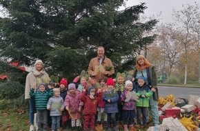 Provinzial Holding AG: Weihnachtsbaum in Wersten erstrahlt jetzt mit Schutzengelflügeln