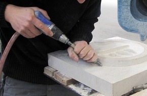 BG BAU Berufsgenossenschaft der Bauwirtschaft: Welttag zum Arbeitsschutz - Feinstaub macht Steinmetze krank (BILD)