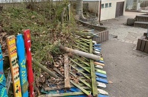 Polizeipräsidium Mannheim: POL-MA: Nußloch / Rhein-Neckar-Kreis: Unbekannte zerstören Holzzaun und Insektenhotels von Schule