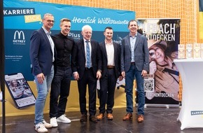 3 Plus Solutions GmbH & Co. KG: Zweiter „Karriere Kick“ in Lebach erneut ein voller Erfolg – Rund 1.000 Schüler bringen den Ball für ihre berufliche Zukunft ins Rollen