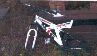 Polizeipräsidium Mittelhessen - Pressestelle Lahn - Dill: POL-LDK: Besitzer von Mountainbike-Rahmen gesucht - Unfallflucht in Allendorf - Audilack zerkratzt -