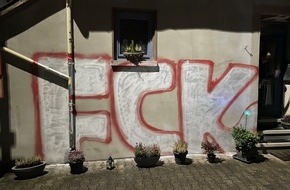 Polizeidirektion Kaiserslautern: POL-PDKL: Jugendliche besprühen Hauswand, Zeugen gesucht