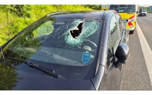 Polizeiinspektion G&ouml;ttingen: POL-G&Ouml;: (165/2026) Metallteil durchschl&auml;gt Windschutzscheibe auf A 7 - Autofahrer verletzt. Polizei sucht Zeugen