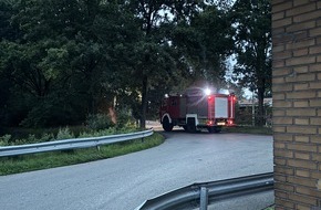 Feuerwehr Flotwedel: FW Flotwedel: Ölfilm auf der Aller - Leckgeschlagener Hydraulikzylinder sorgt für Feuerwehreinsatz