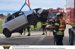 Feuerwehr München: FW-M: Pkw fährt in den Bach (Lochhausen)