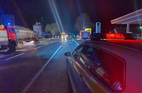 Polizeiinspektion Hameln-Pyrmont/Holzminden: POL-HM: Verkehrsunfall auf der B 217 mit Vollsperrung und drei verletzten Personen