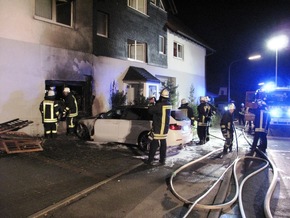 FW-AR: PKW-Brand greift in Arnsberg-Müschede auf Wohngebäude über