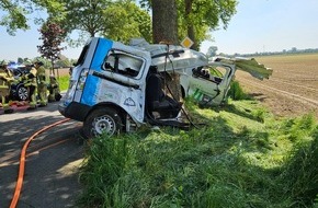 Feuerwehr Kleve: FW-KLE: Zwei Personen aus auseinander gerissenen Transporter gerettet