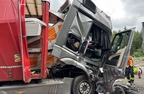 Polizeipräsidium Osthessen: POL-OH: Unfall mit Verletzten auf der Autobahn A 7 - Autobahndreieck Fulda in Fahrtrichtung Landesgrenze Bayern - LKW fährt im Stauende auf LKW auf