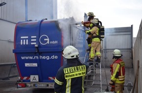 Feuerwehr Mülheim an der Ruhr: FW-MH: Müllwagenbrand. Komplizierte Löschmaßnahmen. Einsatz eines Cobra- Löschsystems.