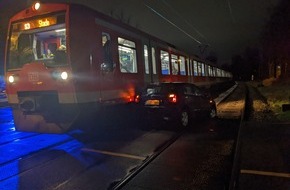 Polizeiinspektion Stade: POL-STD: Autofahrerin biegt am Bahnübergang zwischen Neukloster und Buxtehude zu früh ab - S-Bahn kollidiert leicht mit PKW
