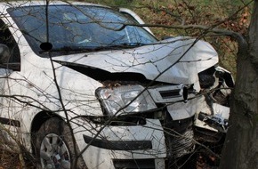 Polizei Minden-Lübbecke: POL-MI: Fiat kracht gegen Baum