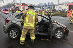 Feuerwehr Bottrop: FW-BOT: Verkehrsunfall mit 3 verletzten Personen