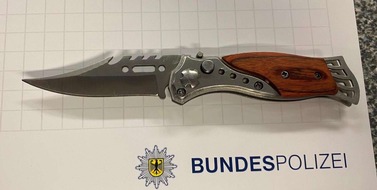 Bundespolizeidirektion Sankt Augustin: BPOL NRW: Bundespolizisten finden Springmesser und Drogen bei 25-Jährigem