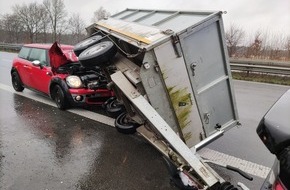 Polizeiinspektion Delmenhorst / Oldenburg - Land / Wesermarsch: POL-DEL: Autobahnpolizei Ahlhorn: Pkw fährt auf Gespann auf ++ eine leichtverletzte Person ++ Fahrzeuge nicht mehr fahrbereit